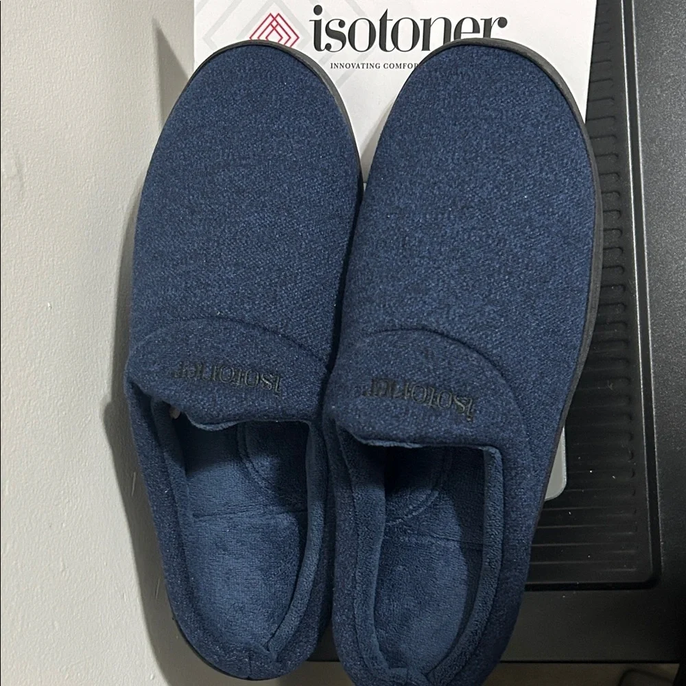 ISOTONER Men’s Gel-Infused  Slippers – Size 11-12